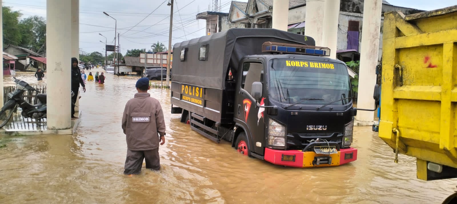 Brimob Polda Aceh Bantu Evakuasi Masyarakat dari Lokasi Banjir