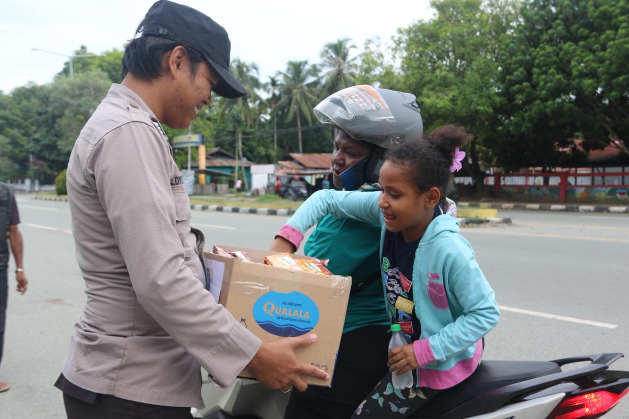 Satgas Humas Ops Damai Cartenz Berbagi Keceriaan Dengan Anak-Anak Nolokla Sentani