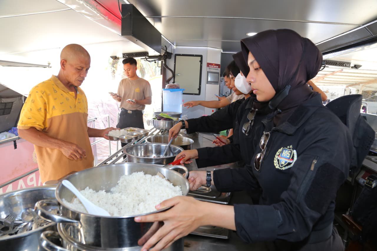 Hari ke-6 Latsitardanus 2026, Taruna Akpol Masak di Dapur Lapangan untuk Ratusan Warga Aceh Tamiang