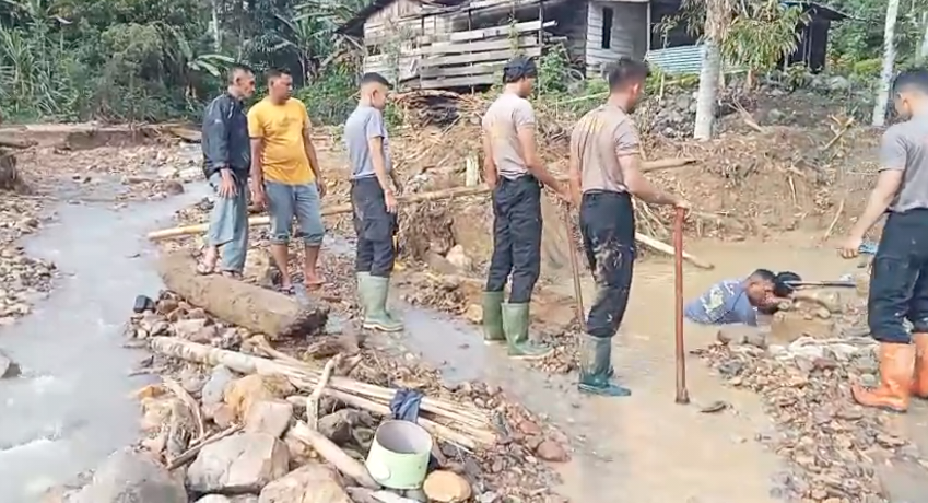 Gotong Royong Pascabanjir, Polri Pulihkan Drainase Tersumbat dan Gorong-gorong di Rusip Antara