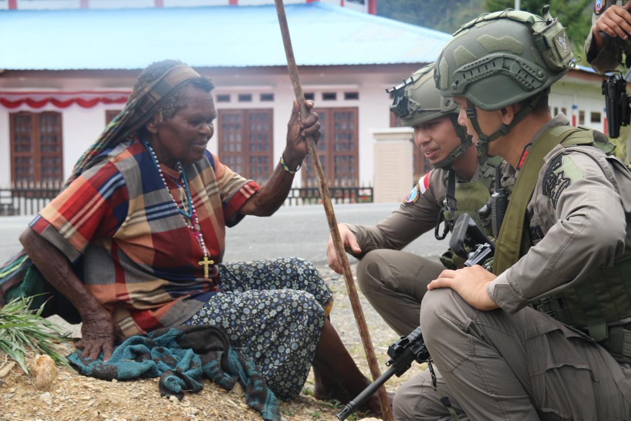 Sentuhan Kemanusiaan di Tengah Pegunungan Intan Jaya