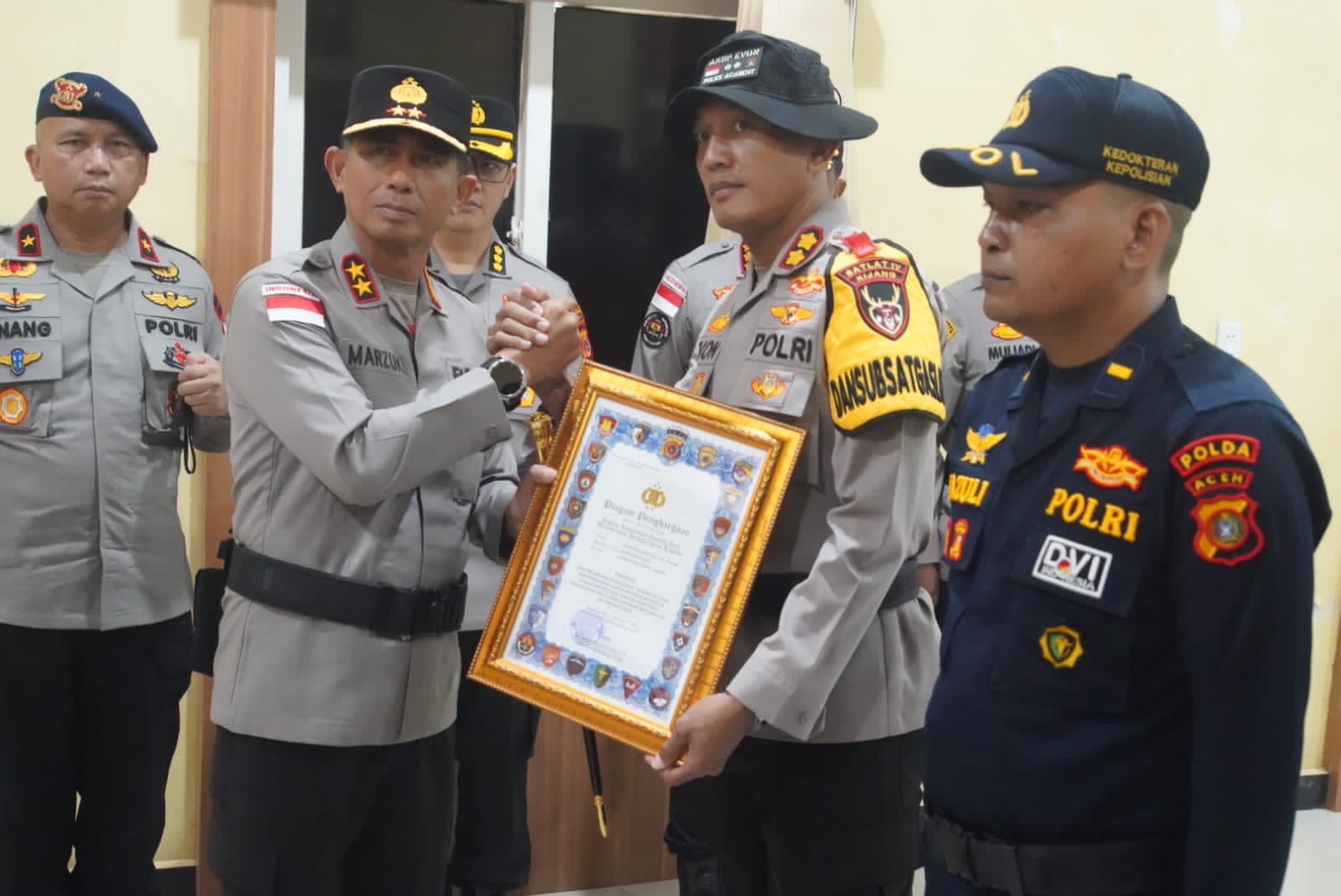 Kapolda Aceh Beri Penghargaan kepada Danyon Taruna Akpol dan Taruna Akpol atas Dedikasi Kemanusiaan di Aceh Tamiang
