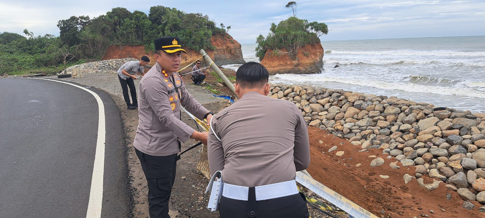 Polres Bengkulu Utara Bergerak Cepat Amankan Titik Rawan Abrasi Demi Keselamatan Pengguna Jalan