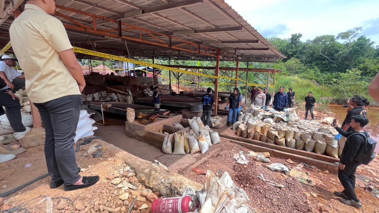 Polri Bongkar Penambangan Ilegal dan Penyelundupan Pasir Timah ke Malaysia, 7 Tersangka Diamankan