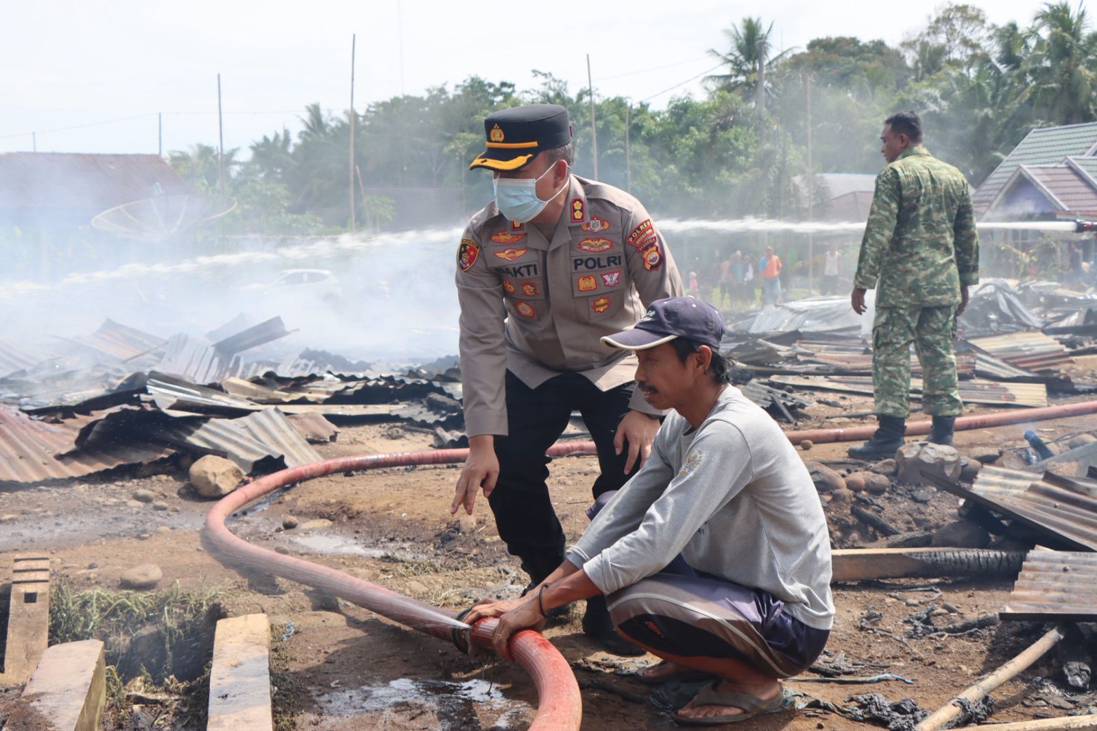Kapolres dan Bupati Turun Langsung, Kebakaran Hanguskan 17 Los Pasar Sidomukti